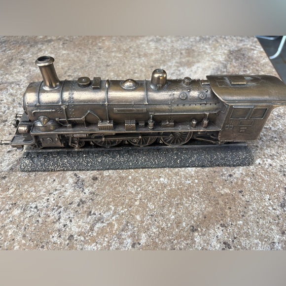 Train Statue - Picture 4 of 5